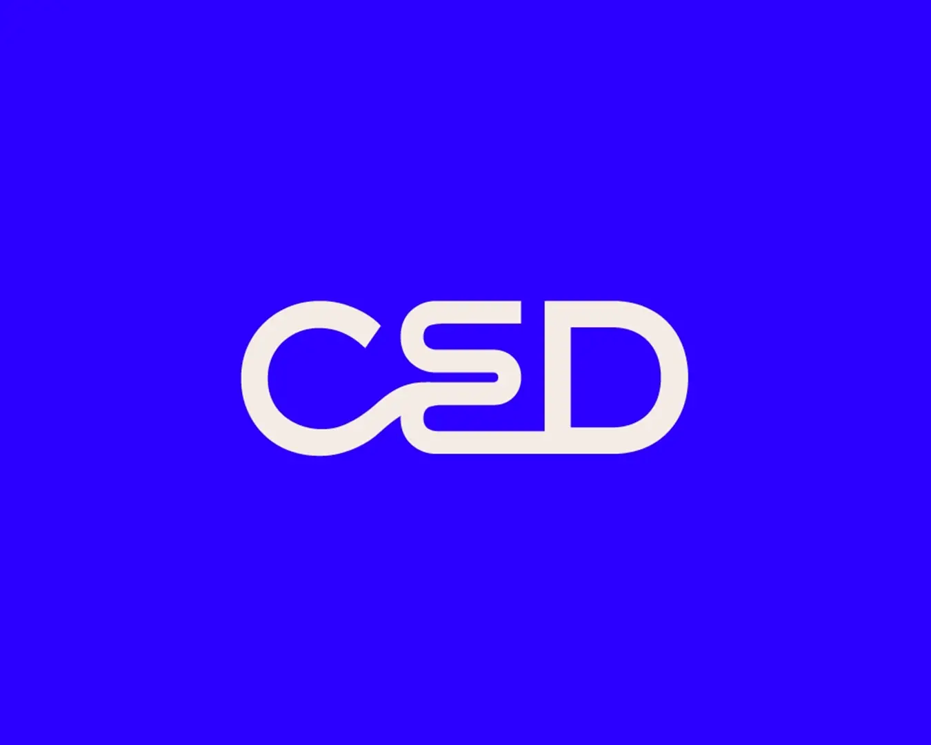 Logo de la marque CED en couleur crème sur un fond bleu Klein, conçu dans le cadre de l’identité visuelle par Studio La Folie.