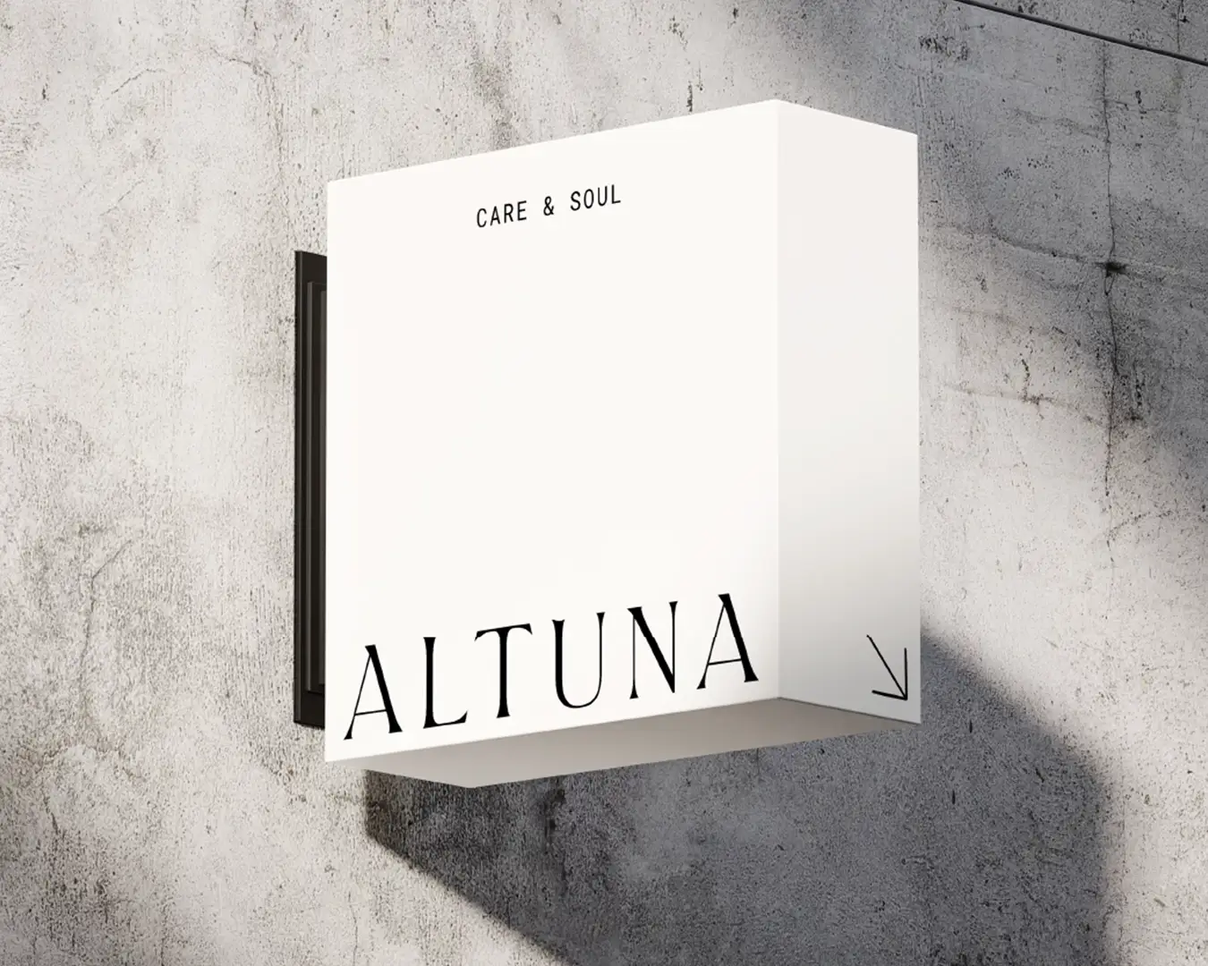 Panneau signalétique extérieur de forme carrée, fond blanc, affichant le logo noir de la marque ALTUNA « Care & Soul », conçu par le Studio La Folie pour le branding visuel.