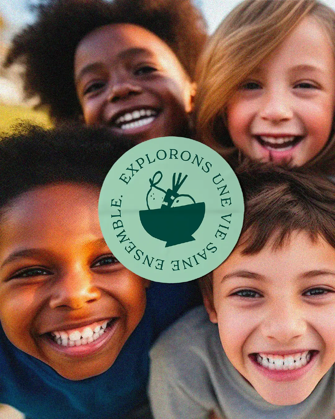 Sakaré composition with four happy smiling children facing camera in group spirit, centered light green round sticker "Let's explore healthy living together" with playful simple illustration of bowl with vegetables and fruits (carrot, lemon, apple)