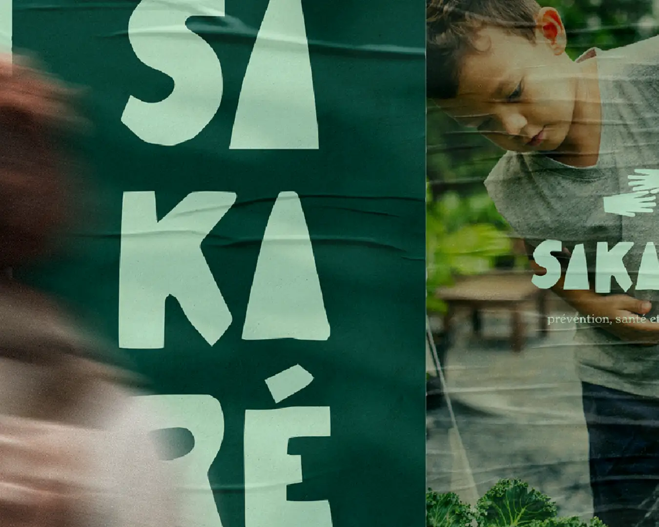 Affiche de street marketing pour le projet SAKARE, logo vert clair à la main sur fond vert foncé, gros plan avec une personne floue en mouvement regardant le support, identité visuelle par Studio La folie 