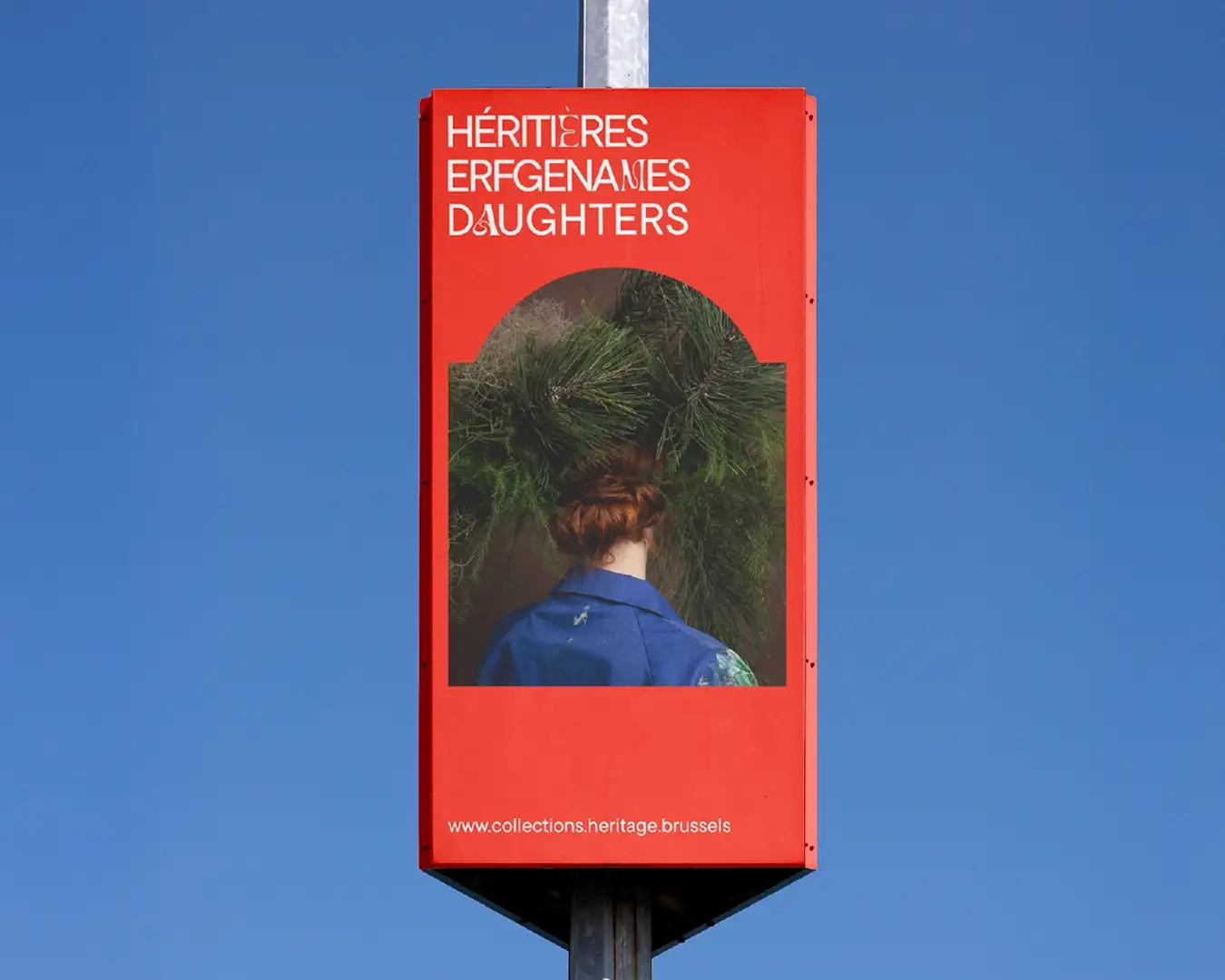 Affiche de l’exposition photographique Héritières à Bruxelles, avec portrait d’artiste et logo trilingue dans un cadre Art Nouveau, branding Studio La Folie.