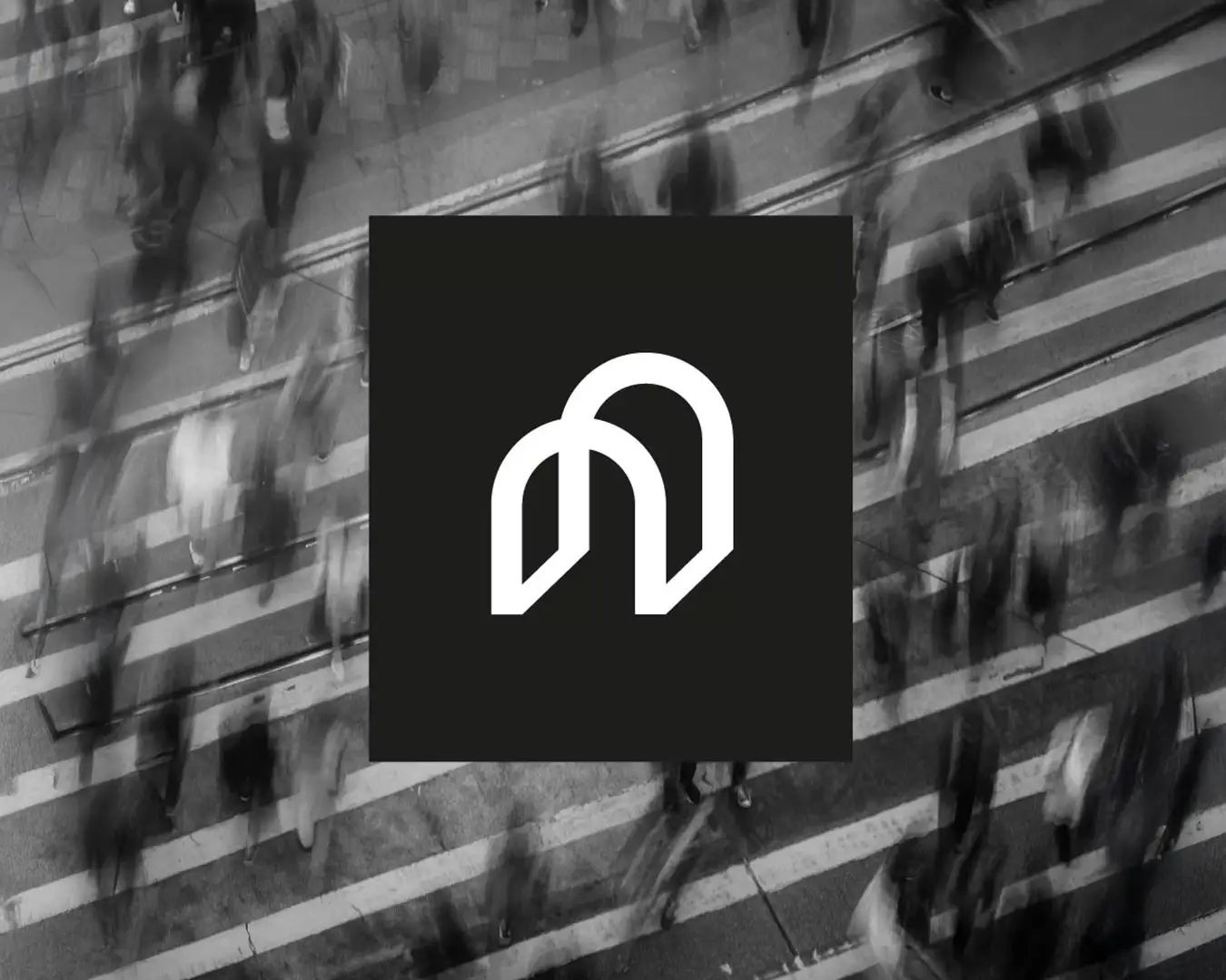 Vue aérienne en noir et blanc d’une foule traversant un passage piéton avec flou de mouvement, monogramme crème “Policy Lab” sur carré noir ; identité Studio La Folie.